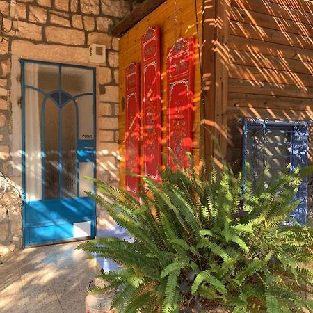 בית האבן העתיק מ-1885 עם מגונית פרטית בחצר Rosh Piná Exterior foto