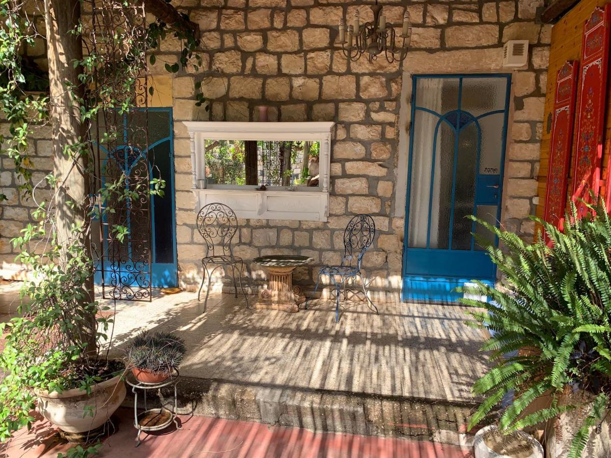 בית האבן העתיק מ-1885 עם מגונית פרטית בחצר Rosh Piná Exterior foto