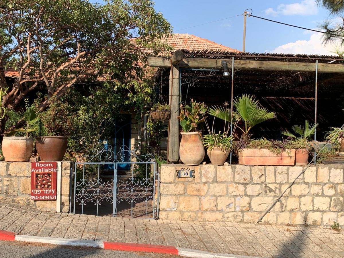 בית האבן העתיק מ-1885 עם מגונית פרטית בחצר Rosh Piná Exterior foto