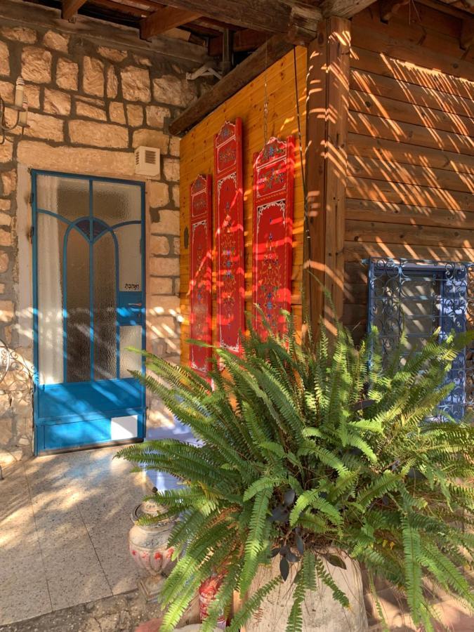 בית האבן העתיק מ-1885 עם מגונית פרטית בחצר Rosh Piná Exterior foto
