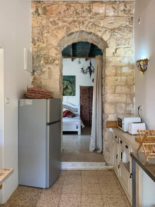 בית האבן העתיק מ-1885 עם מגונית פרטית בחצר Rosh Piná Exterior foto