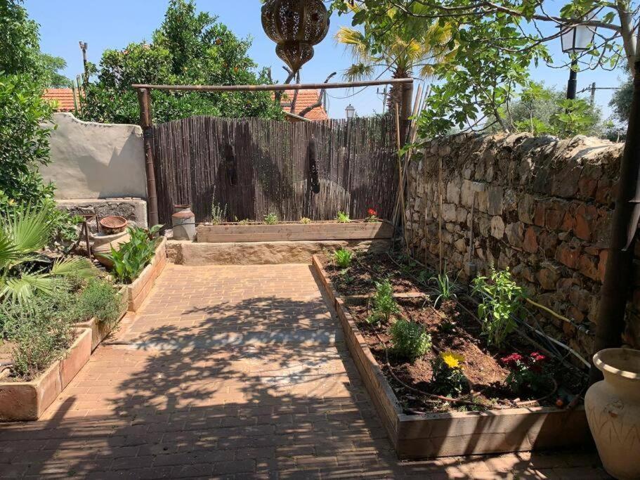 בית האבן העתיק מ-1885 עם מגונית פרטית בחצר Rosh Piná Exterior foto